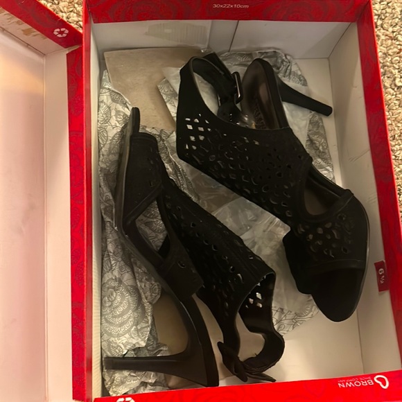 Carlos Santana open toe heels - Picture 7 of 8